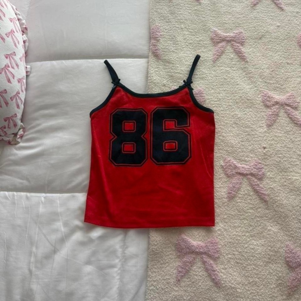 red tank top number 86